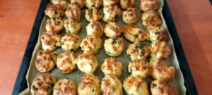 Medvehagymás pogácsa zsírral tepsin sütve